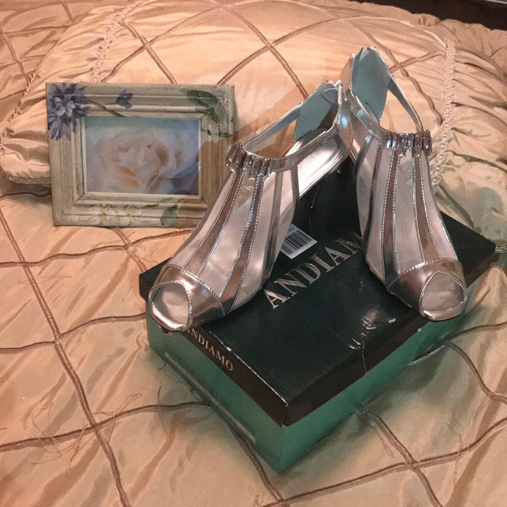 METALLIC SILVER HEELS
